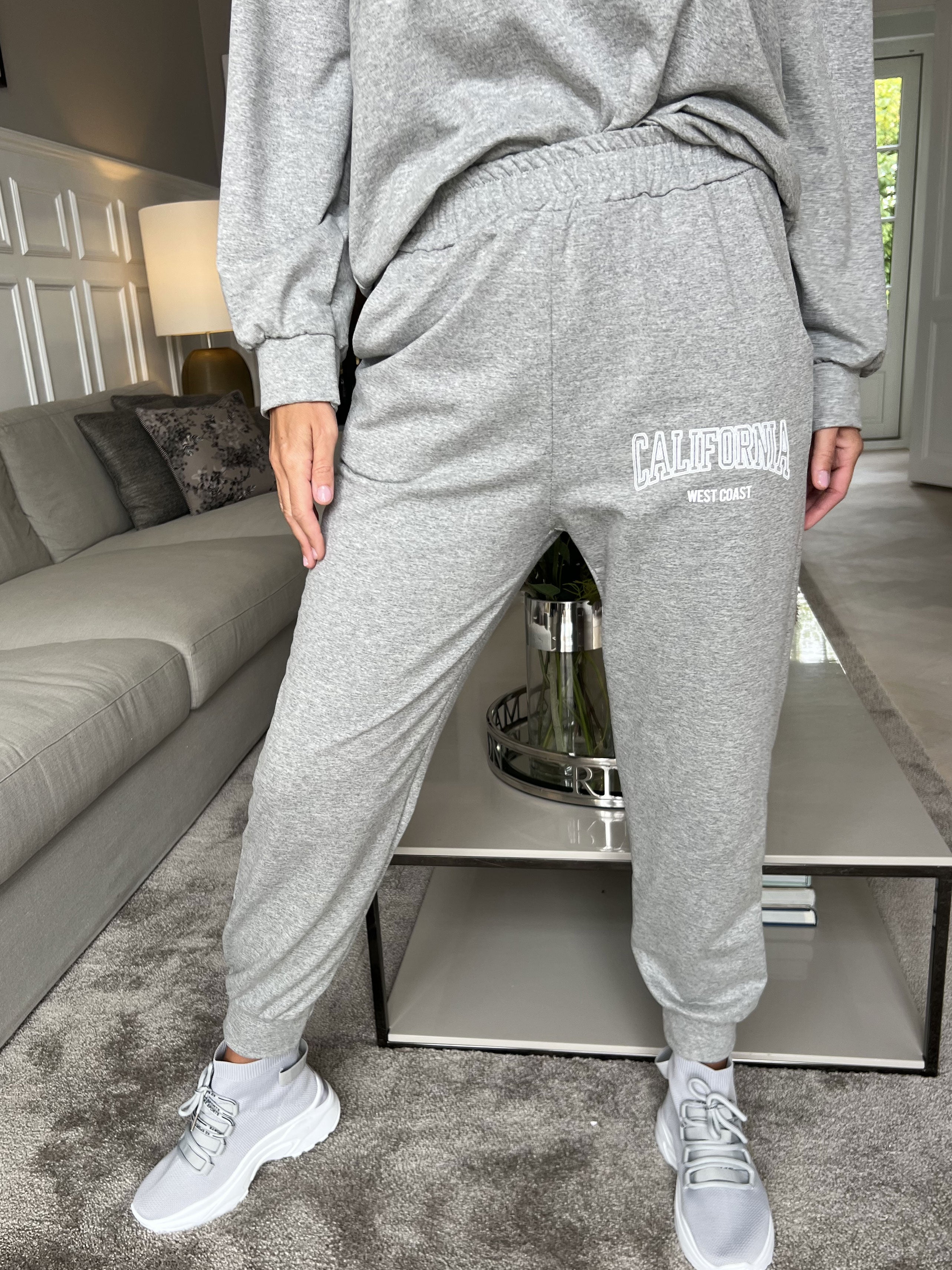 Noelle - Lækkert joggingsæt med skrift over brystet